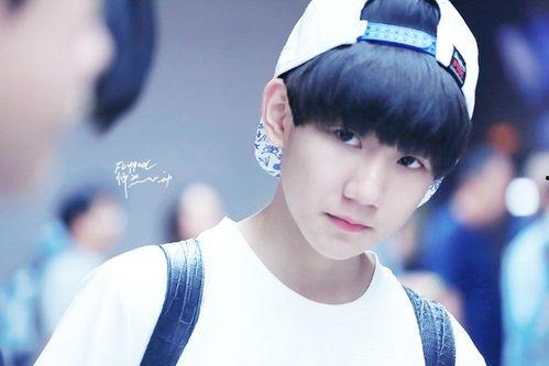 王源恋情吃瓜爆料视频,甜蜜互动引网友热议，瓜王揭秘明星私生活