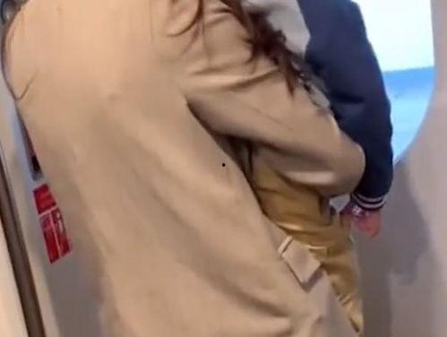 小男孩对姐姐啪啪视频,揭秘小男孩意外发现姐姐私密视频的惊悚瞬间